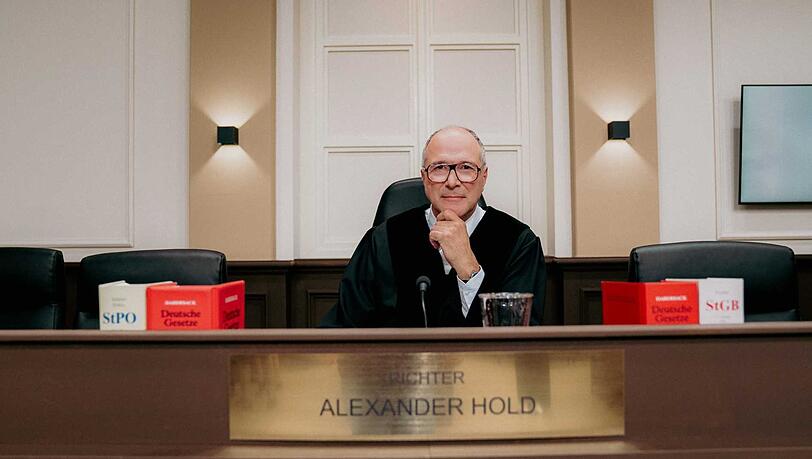 Außer dem neuen Sitzungssaal und dem zurückgewichenen Haaransatz habe sich zu den früheren Folgen der Gerichtsshow nicht viel verändert, sagt TV-Richter Alexander Hold. Außer dem neuen Sitzungssaal und dem zurückgewichenen Haaransatz habe sich zu den früheren Folgen der Gerichtsshow nicht viel verändert, sagt TV-Richter Alexander Hold.