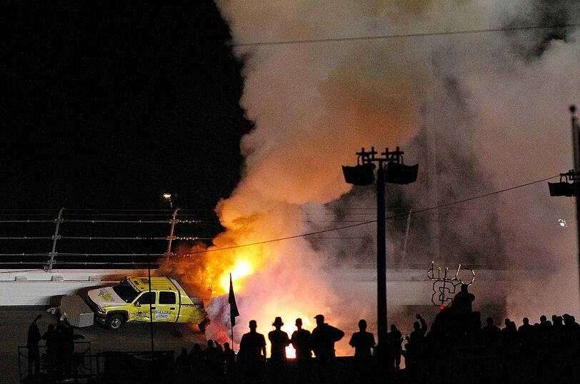 Spektakulärer Feuerunfall von Juan Pablo Montoya in Daytona. Der ehemalige Formel-1-Pilot war mit einem Safety-Car kollidiert, das in Flammen aufging. Die Bilder vom Crash.