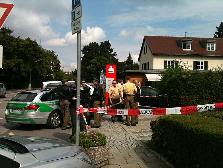 Polizisten vor dem Tatort in Martinsried