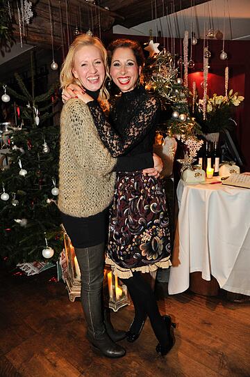Schauspielerin und Moderatorin Andrea Sokol mit Modedesignerin Lola Paltinger - Prominente Weihnachtsstimmung auf der Artdeco-Weihnachtsfeier beim Käfer.