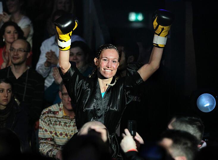 Eindrucksvoll verteidigt Kickbox-Queen Christine Theiss am Freitag ihren Titel. Als ob's nicht schon genug zu Feiern gegeben hätte, hat sie auch noch Geburtstag. Die Feier dauerte bis Sonntagmorgen. Die Bilder!