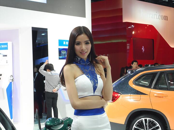 Schöne Frauen an neuen Autos: Eine nach wie vor unschlagbar attraktive Kombination - auch in Shanghai.