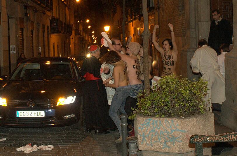 Nackter Protest: Femen-Aktivistinnen demonstrieren gegen den spanischen Bischof Maria Rouco Varela.