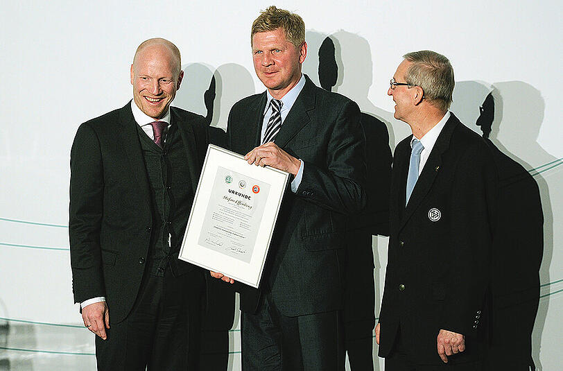 22.03.2012: Stefan Effenberg präsentiert stolz in Bonn seine Urkunde zum Fußball-Lehrer. Jetzt bekommt er seinen ersten Job in Paderborn.