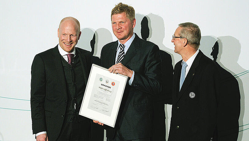 22.03.2012: Stefan Effenberg präsentiert stolz in Bonn seine Urkunde zum Fußball-Lehrer. Jetzt bekommt er seinen ersten Job in Paderborn. 22.03.2012: Stefan Effenberg präsentiert stolz in Bonn seine Urkunde zum Fußball-Lehrer. Jetzt bekommt er seinen ersten Job in Paderborn.