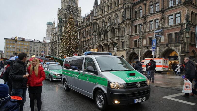 Starke Polizeipräsenz am 1. Adventswochenende in der City. Starke Polizeipräsenz am 1. Adventswochenende in der City.