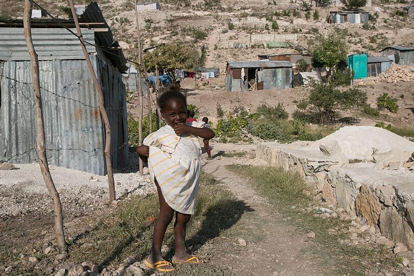 Erinnerung an Haiti: am zwölften Januar vor sechs Jahren bebte auf Haiti die Erde. Mehr als 200 000 Menschen kamen damals ums Leben. Dieses kleine Mädchen wohnt immer noch in einer zerstörten Siedlung.