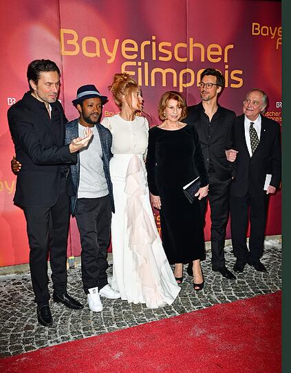 Der Regisseur Simon Verhoeven (v-l), die Schauspieler Eric Kabongo, Palina Rojinski, Senta Berger, Florian David Fitz und der Regisseur Michael Verhoeven