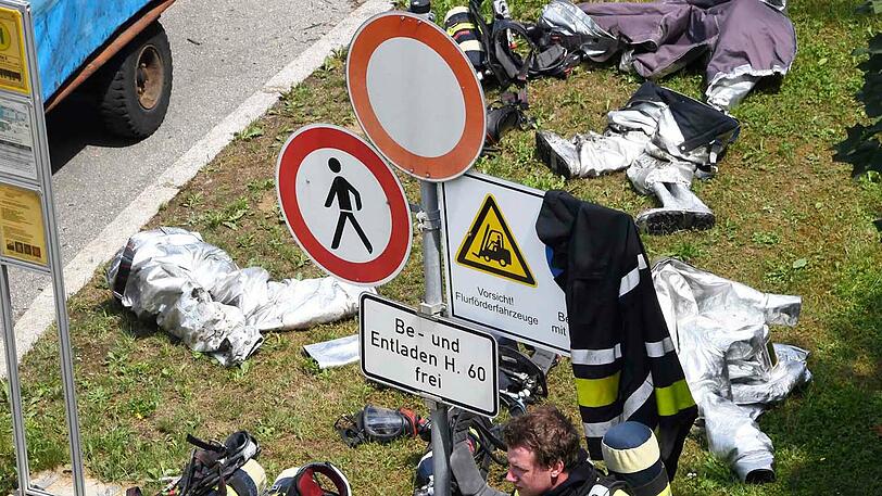 Bilder des Feuerwehreinsatzes am Landshuter BMW-Werk: Der Sachschaden wird auf über zwei Millionen Euro geschätzt.