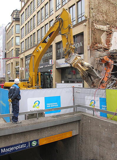 Der riesige Greifarm des Abbruchgeräts leistet ganze Arbeit. Das Haus in der Kaufingerstraße ist bald dem Boden gleich gemacht.