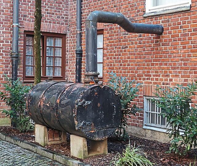 Im Hof steht noch der alte Ofen zum Kleiderentlausen.