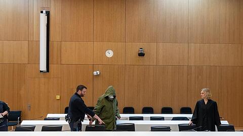 Ein 56 Jahre alter, wegen sexuellen Kindesmissbrauchs, angeklagter Mann (M) wird zu Prozessbeginn am Landgericht München II in den Saal geführt. Foto: Peter Kneffel/dpa
