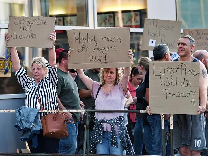 Rechte Gruppen demonstrieren im August 2018 nach den Ereignissen in Chemnitz, wo nach einem Streit ein 35-Jähriger Mann erstochen wurde: "Merkel mach die Augen auf" und "Lügenpresse halt die Fresse".