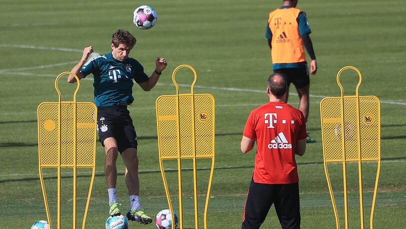 Das sieht schon wieder sehr gut aus: Thomas Müller übt am Donnerstag mit Fitnesstrainer Holger Broich Kopfbälle.