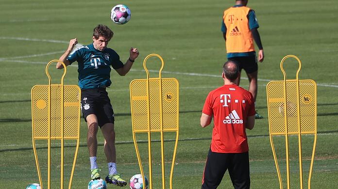 Das sieht schon wieder sehr gut aus: Thomas Müller übt am Donnerstag mit Fitnesstrainer Holger Broich Kopfbälle.