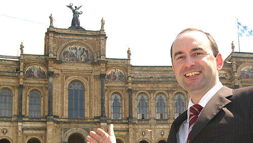 Einen niederbayerischen Landwirt zieht's nach München: Hubert Aiwanger vor dem Landtag. Einen niederbayerischen Landwirt zieht's nach München: Hubert Aiwanger vor dem Landtag.