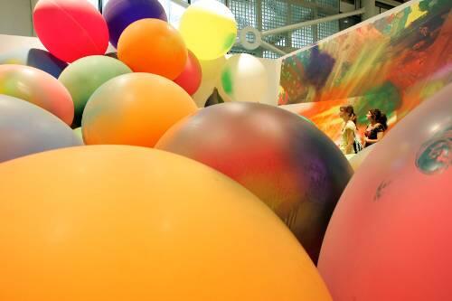 Einzelschau im Neuen Museum für Katharina Grosse &ndash; hier eine Installation aus Ballons und Bildern in Basel.