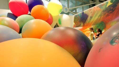 Einzelschau im Neuen Museum für Katharina Grosse – hier eine Installation aus Ballons und Bildern in Basel. Einzelschau im Neuen Museum für Katharina Grosse – hier eine Installation aus Ballons und Bildern in Basel.