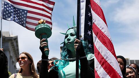 In San Francisco war eine Demonstrantin als Freiheitsstatue kostümiert.