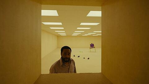 Verwinkelt, verschachtelt, verst&ouml;rend: Clark (Chiwetel Ejiofor) entdeckt die "Backrooms".