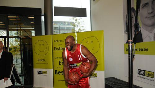 FC Bayern-Center Darius Hall ist als Brecher unter dem Korb und Spaßvogel wichtig. Derzeit ist er allerdings am Knie verletzt. FC Bayern-Center Darius Hall ist als Brecher unter dem Korb und Spaßvogel wichtig. Derzeit ist er allerdings am Knie verletzt.