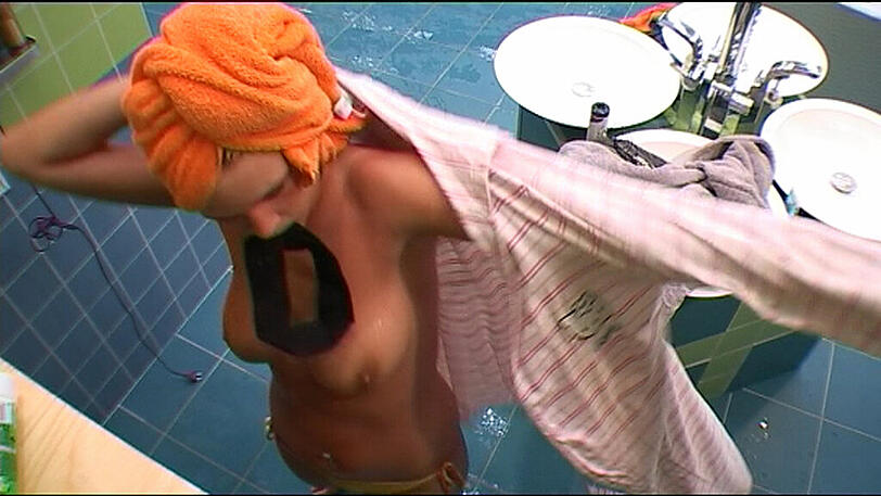 Wasser Marsch! Der große Plansch-Spaß bei Big Brother: freizügig duschen die Bewohner und erfrischen sich bei den heißen Temperaturen.
