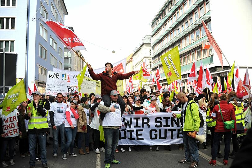 Wie hier in München, legten vielerorts in Bayern tausende öffentlich Bedienstste die Arbeit nieder und demonstrierten für mehr Lohn.