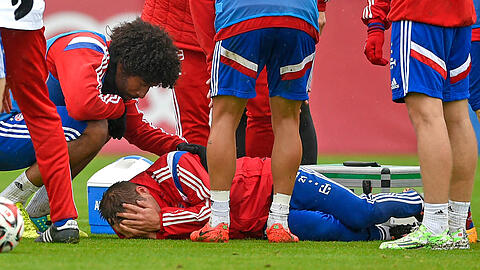 Philipp Lahm am Boden- Der Kapitän des FC Bayern hat sich im Training schwer verletzt!