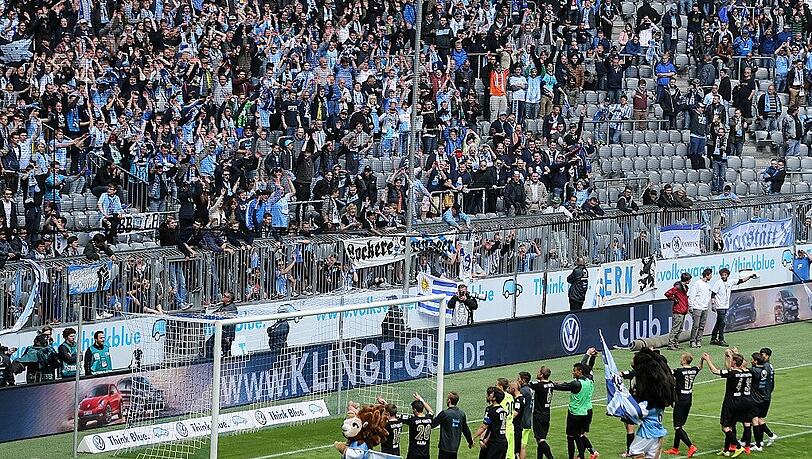 Die Fans des TSV 1860 und die Spieler machen die Welle - die Welle zur Rettung? Die Fans des TSV 1860 und die Spieler machen die Welle - die Welle zur Rettung?