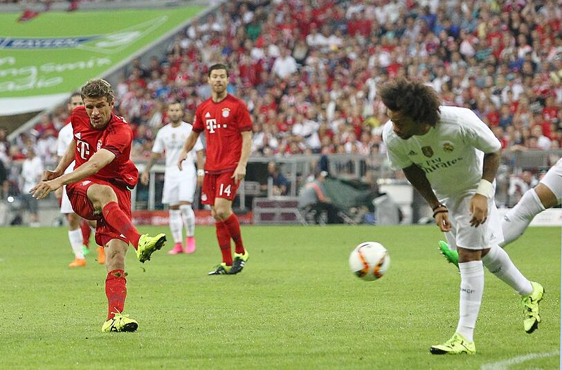 Thomas Müller, Note 4: Als zentraler Angreifer lange wirkungslos. Ließ dann aber mit einem abgefälschten Pfostenschuss aufhorchen. Nach der Pause etwas stärker, als er von Lewandowski unterstützt wurde.