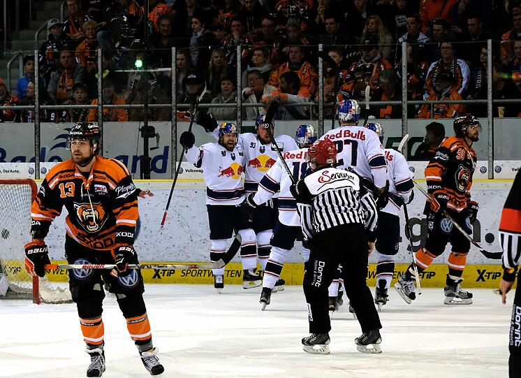 Der EHC machte mit dem vierten Sieg im Finalplayoff gegen Wolfsburg die Meisterschaft perfekt.