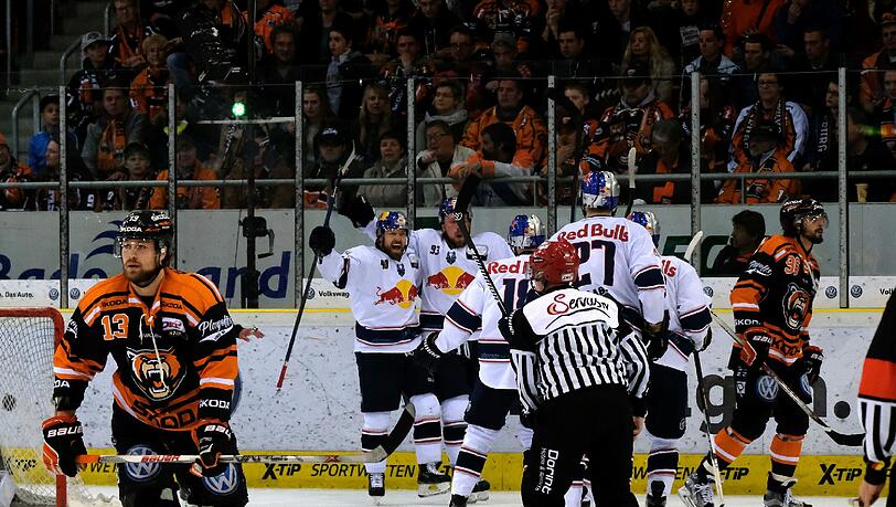 Der EHC machte mit dem vierten Sieg im Finalplayoff gegen Wolfsburg die Meisterschaft perfekt. Der EHC machte mit dem vierten Sieg im Finalplayoff gegen Wolfsburg die Meisterschaft perfekt.