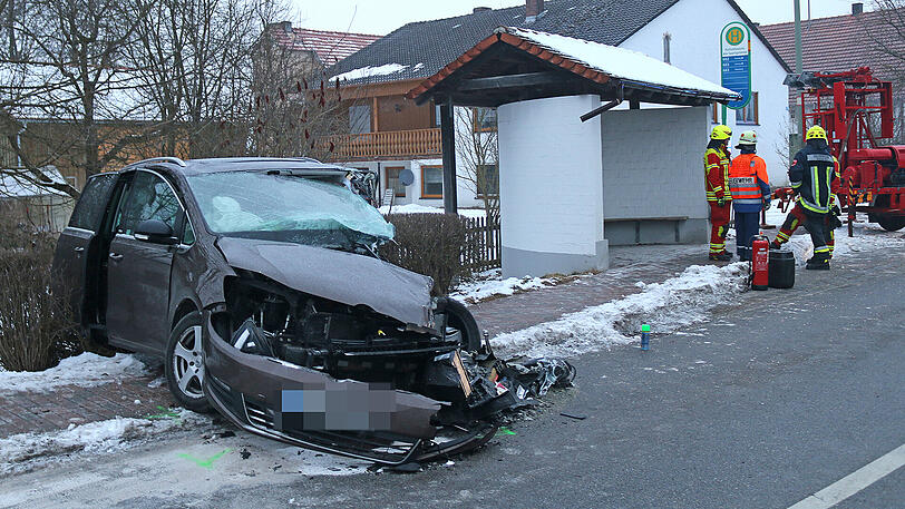 Die VW-Fahrerin war von der Straße abgekommen und in den Bus geprallt.