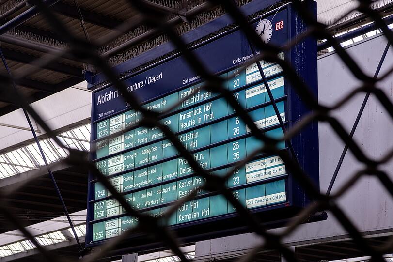 Wegen zweier verdächtiger Reisetaschen sind Teile des Hauptbahnhofs und des Ostbahnhofs in München gesperrt worden.