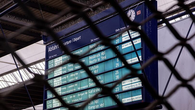 Wegen zweier verdächtiger Reisetaschen sind Teile des Hauptbahnhofs und des Ostbahnhofs in München gesperrt worden. Wegen zweier verdächtiger Reisetaschen sind Teile des Hauptbahnhofs und des Ostbahnhofs in München gesperrt worden.