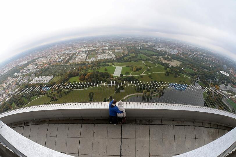 Eine Kunstinstallation im Olympiapark macht auf das Abschmelzen der Arktis aufmerksam.