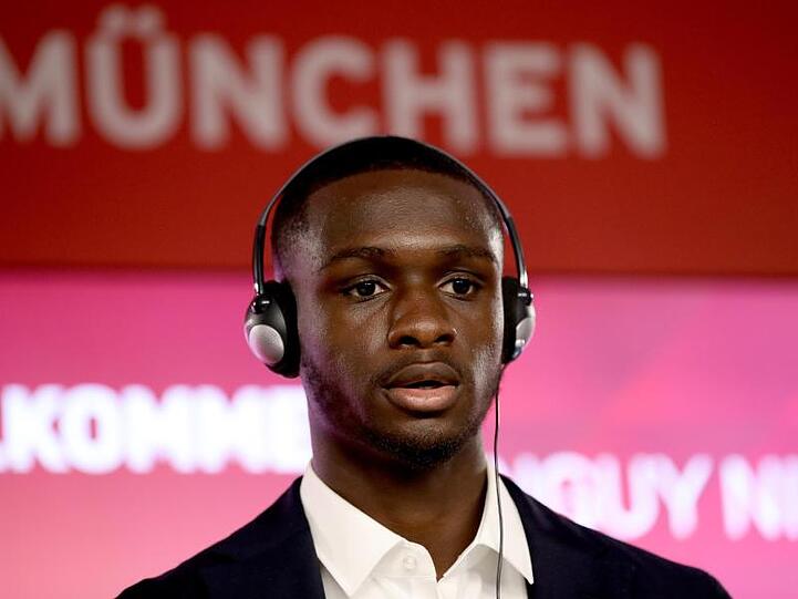 Der neu verpflichtete Spieler des FC Bayern München, Tanguy Nianzou Kouassi, spricht während einer Pressekonferenz. Foto: Alexander Hassenstein/Getty Images Europe/FC Bayern München/dpa