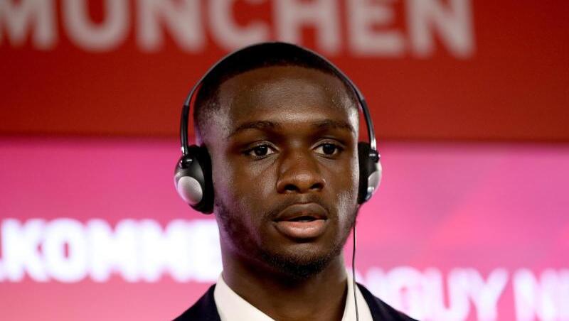 Der neu verpflichtete Spieler des FC Bayern München, Tanguy Nianzou Kouassi, spricht während einer Pressekonferenz. Foto: Alexander Hassenstein/Getty Images Europe/FC Bayern München/dpa