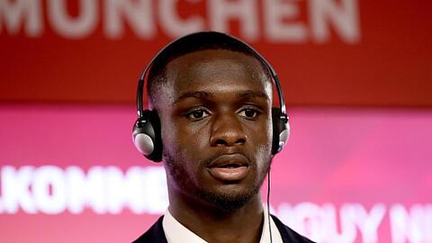 Der neu verpflichtete Spieler des FC Bayern München, Tanguy Nianzou Kouassi, spricht während einer Pressekonferenz. Foto: Alexander Hassenstein/Getty Images Europe/FC Bayern München/dpa