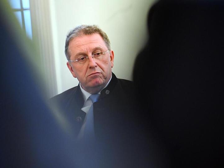 Der Kulmbacher Oberbürgermeister, Henry Schramm (CSU), gibt eine Pressekonferenz. Foto: Nicolas Armer/dpa