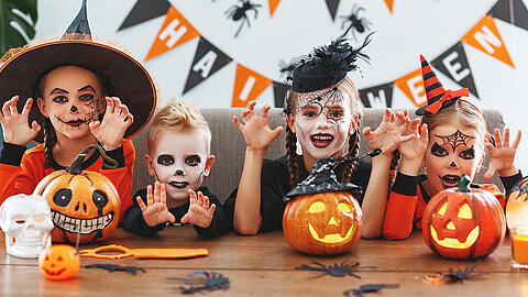 Irische Einwanderer brachten Halloween in die USA - dort entwickelte es sich vom Totenfest zum Partyevent. (Symbolbild)