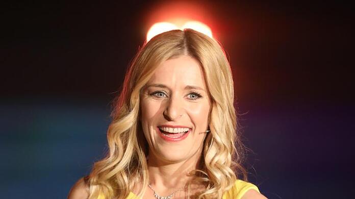 Stefanie Hertel kassiert für ihren Auftritt bei der Show "50 Jahre ZDF-Hitparade - die Zugabe" jede Menge Spott auf Twitter.