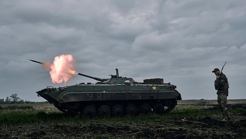 Ein ukrainischer Schützenpanzer feuert auf russische Stellungen in der Region Donezk.