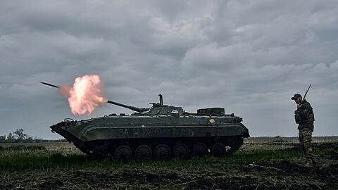 Ein ukrainischer Schützenpanzer feuert auf russische Stellungen in der Region Donezk.