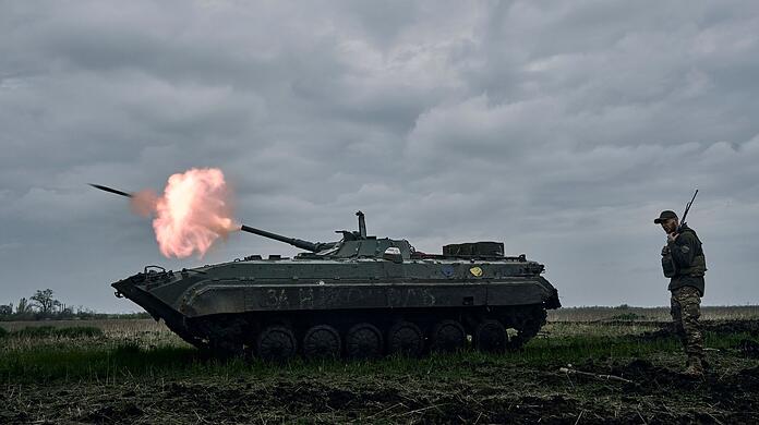 Ein ukrainischer Schützenpanzer feuert auf russische Stellungen in der Region Donezk.