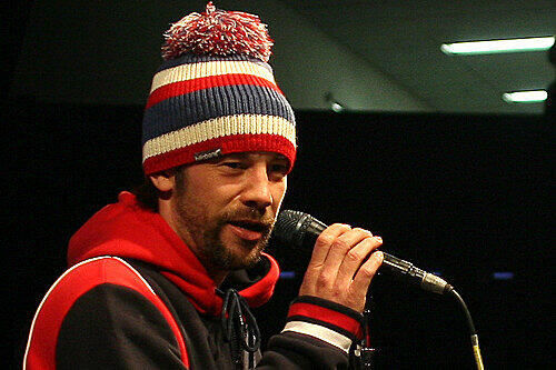 Extravaganz auf zwei Beinen: Jamiroquai-Sänger Jay Kay präsentierte sich in München in winterlichem Outfit.