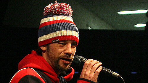 Extravaganz auf zwei Beinen: Jamiroquai-Sänger Jay Kay präsentierte sich in München in winterlichem Outfit. Extravaganz auf zwei Beinen: Jamiroquai-Sänger Jay Kay präsentierte sich in München in winterlichem Outfit.