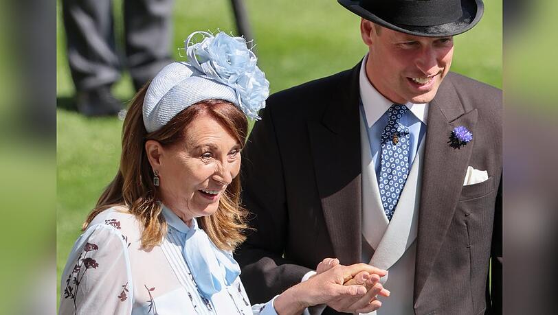 Prinz William Hand in Hand mit Schwiegermutter Carole Middleton.