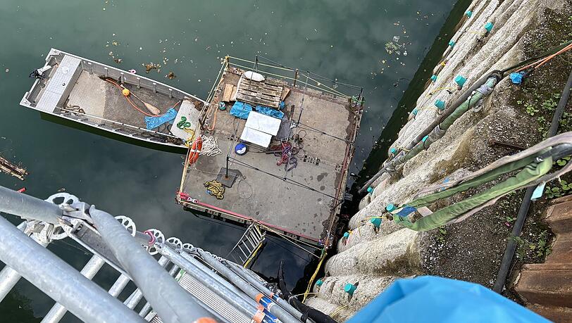 Mit diesem Boot ist der Fischer im Einsatz.