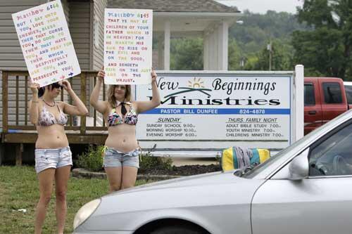 Stripperinnen demonstrieren im Bikini vor der Kirche
